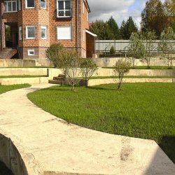 Проектландшафтного дизайна участка 30 соток - садовая дорожка из бетона